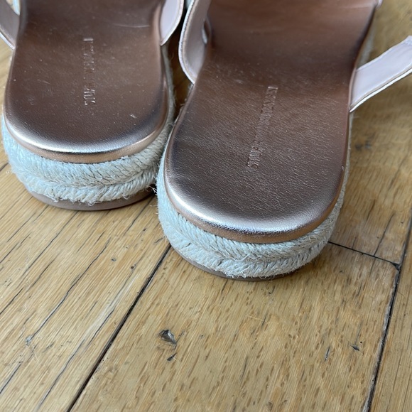 STUART WEITZMAN
Mykonos Metallic Leather Espadrille Sandals. Size 6 - Picture 7 of 10